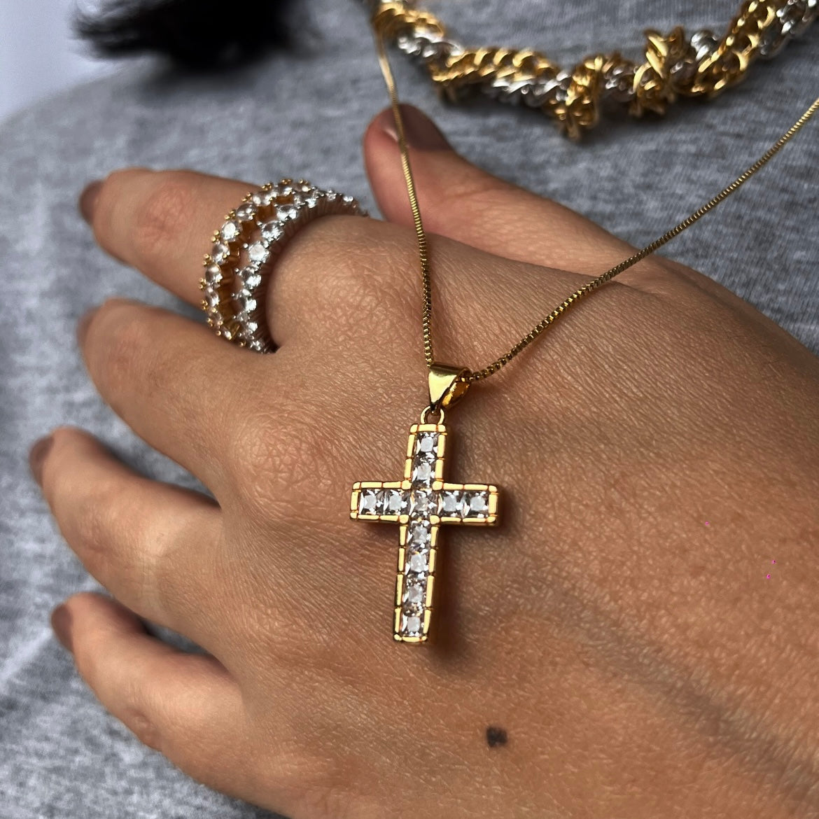 Colar veneziana com pingente crucifixo de zircônias